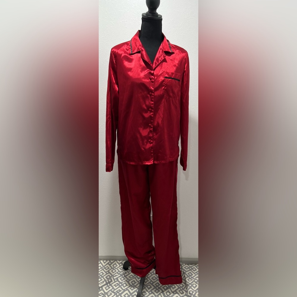 Secret Treasures silky feel pajama set Size 4/6 Small